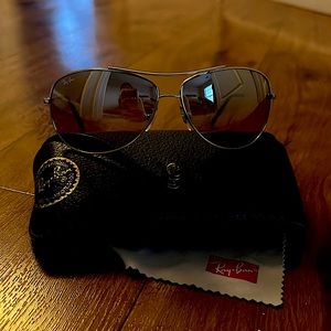Ray-Ban Aviator Sunglasses!! Like New, a must have for any closet!!😎 Authentic!